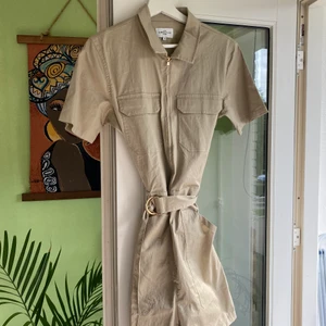 Super sød Buksedragt  - Buksedragt med spænde. 