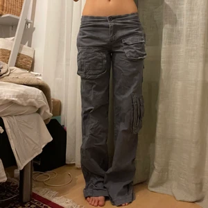 bratz cargo pants - säljer mina cargo pants! köpa second hand. storlek ca, passar mig som har storlek 26 i byxor (s) lite långa på mig som är 1,61 men funkar med platå skor. definitivt bratz vibes💋 66kr frakt