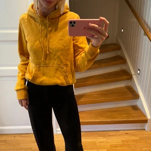 Gul Hoodie  - Gul Hoodie från hm. Helt okej skick, säljer för det inte riktigt är min färg. Köparen står för frakten😚
