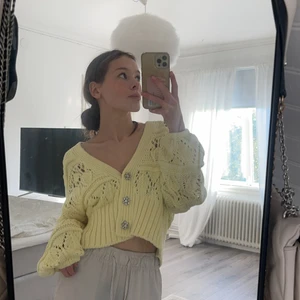 Cardigan - Sååå fin cardigan säljes då den tyvärr inte komemr till användning längre! Verkligen så  fin! Köparen står för frakt på 66💗