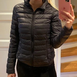 Jacka från hollies - Perfekt för hösten, säljer då jag ej använder den längre. Helt okej skick men har dock tejpas för en lite reva på ca 1 halv cm dä jag ej orkat sy. Men det är bara att sy några stygn så är den okej sen. Köparen står för frakten💝