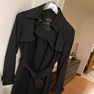 Kappa från club Monaco  Stl S - Kappa från club Monaco Stl S, Använd 2ggr och är i nyskick. Köp för 4999kr. Köpt från Gant butik emporia