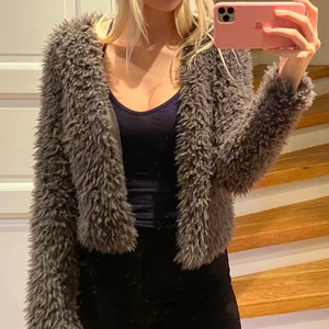 Fluffig jacka  - Fluffig jacka från Gina. Köpte för ett tag sen och använder den ej längre. Är i bra skick. Köparen står för frakten💗