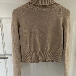 Polotröja beige - En beige polotröja, lite croppad! Frakt tillkommer💕💕
