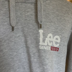 Lee hoodie - säljer denna supersköna hoodie från Lee eftersom den inte används längre! den är i herrmodell men jag som kvinna har använt den precis som vilket plagg som helst! frakten är inräknad i priset💞💞