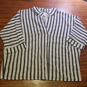 Randig överdel - 15 kr storlek m. Först till kvarn på allt jag säljer ❣45 kr frakt. Samfraktar för 66 kr.