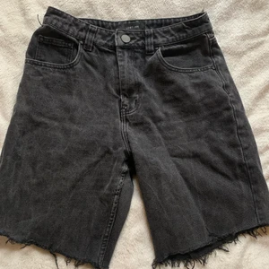 shorts - säljer dessa avklippta byxor från lost inc! verkligen så snygga till sommarn! frakten är inräknad i priset🖤🖤