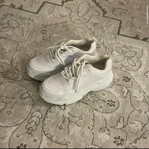 Sneakers - Vita fina sneakers i väldigt bra skick!