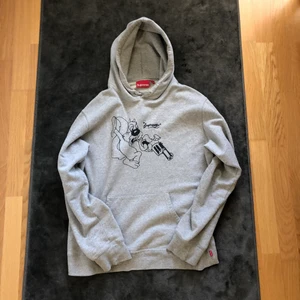 Supreme - Lee Hooded Sweatshirt - Supreme Hoodie i storlek L. Sitter TTS och är i väldigt bra skick. Senaste såld på StockX för 180€ alltså ~1900kr.  