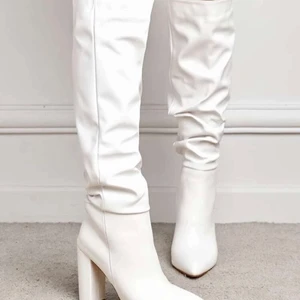 Klackar  - Ett par ursnygga klackar, tyvärr passa dom ej mig! Dom är helt nya och oanvända!!