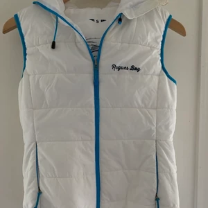 East/West i strl s. - Super fin vitt väst som jag tyvär inte använder längre men super skön men har absolut kommit till användning. Köpt för 300kr.