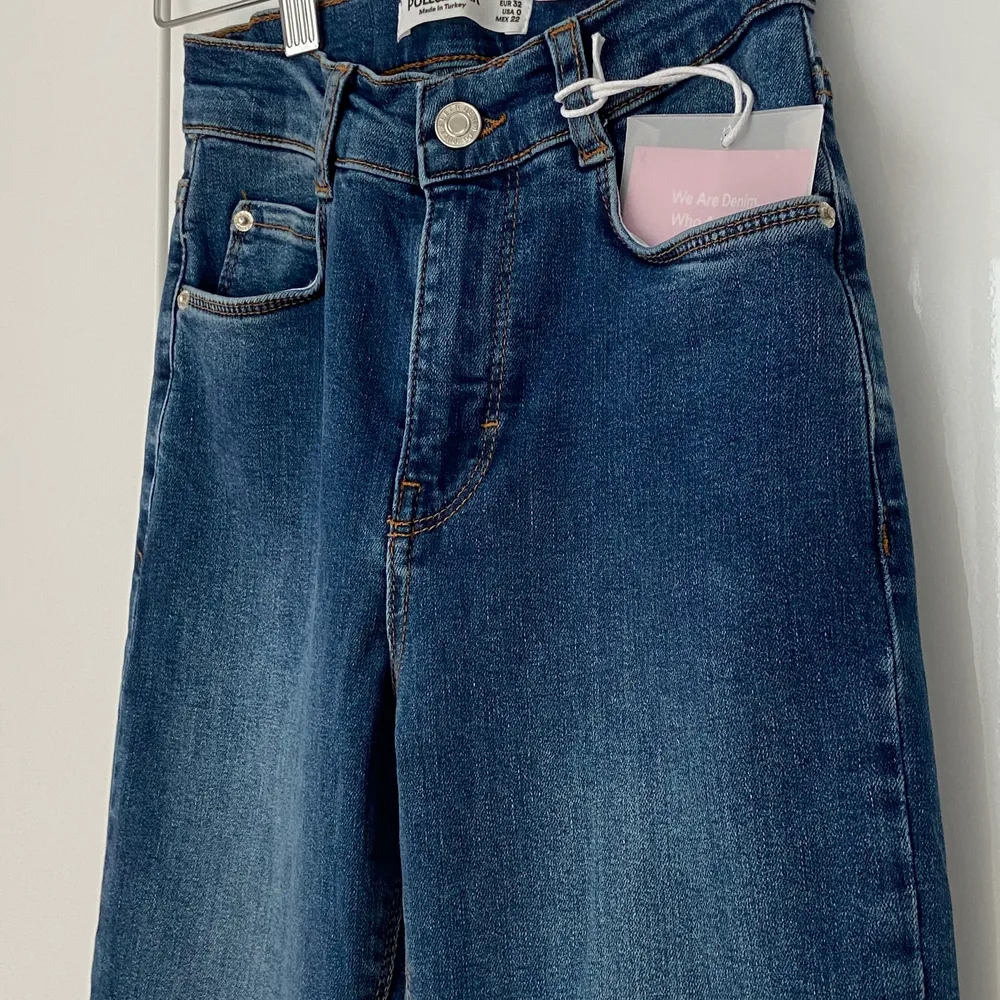 Ett par sköna, snygga budcats jeans från pull & bear, aldrig andvänt dessa eftersom att dem är för långa på mig och sitter lite tajt i midjan men jag älskar verkligen materialet! Längden skulle passat jättebra på personer som är över 160! Priset + frakt. Jeans & Byxor.