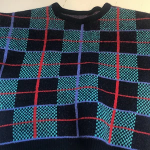 80 tals insperad tröja - Ylle tröja i fint skick, köpt för 600 kr på västkusten förra året. Den har krymt lite i tvätten så den passar inte så bra i arm läng längre på mig.