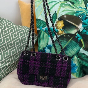 Stickad väska  - Cool stickad väska, passande till höst och vinter🥳 använd fåtal gånger så är i nyskick