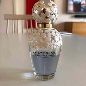 Säljer en använd parfym från Marc Jacobs ”Daisy Dream 100ml” med ca halva innehållet kvar💕