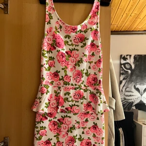 Blommig klänning  - Blommig klänning storlek S, 80 kr plus frakt