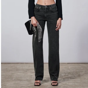 Sprillans nya slutsålda jeans!!✨ - Säljer mina sprillans nya jeans från Zara. Jeansen är slutsålda på hemsidan. Prislappen sitter kvar, säljer pga de va för små. Köparen står för frakten 💓🌈⭐️💙.               Budet ligger just nu på 290kr+frakt