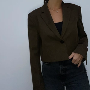 Zara kavaj S - Zara kavaj ur deras premium kollektion i vintras. Nypris 950 kr. Kort kavaj, slutar vid höftbenen. Väldigt snygg men får ingen användning för den. Den ser brun ut på bilderna men är mörk grön. Storlek S 