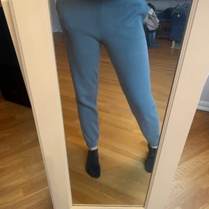 Mjukisbyxor - Sköna gråa mjukisbyxor från ginatricot. Storlek xs. Säljer pga dem är lite för korta för mig som är 170. Fint skick. Köparen står för frakten!💕