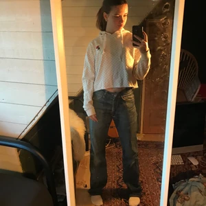 Vans croppad hoodie  - Croppad hoodie från vans med rutigt mönster i  biege och vitt. Den har också en söt liten rös på ena bröstet. Ena metallsaken på smörerna har gått av men de går snabbt och fixa kan såklart göra de om du vill❤️❤️köparen står för frakten 