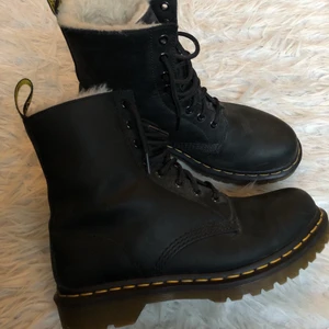 Dr. Martens  - Säljer mina i princip oanvända Dr. Martens i modellen Serena 💓 De har foder i sig vilket är perfekt nu till vintern och hösten!! Storlek 40 men passar även 39 vilket är min skostorlek egentligen 💕 köpte dom för 2100 