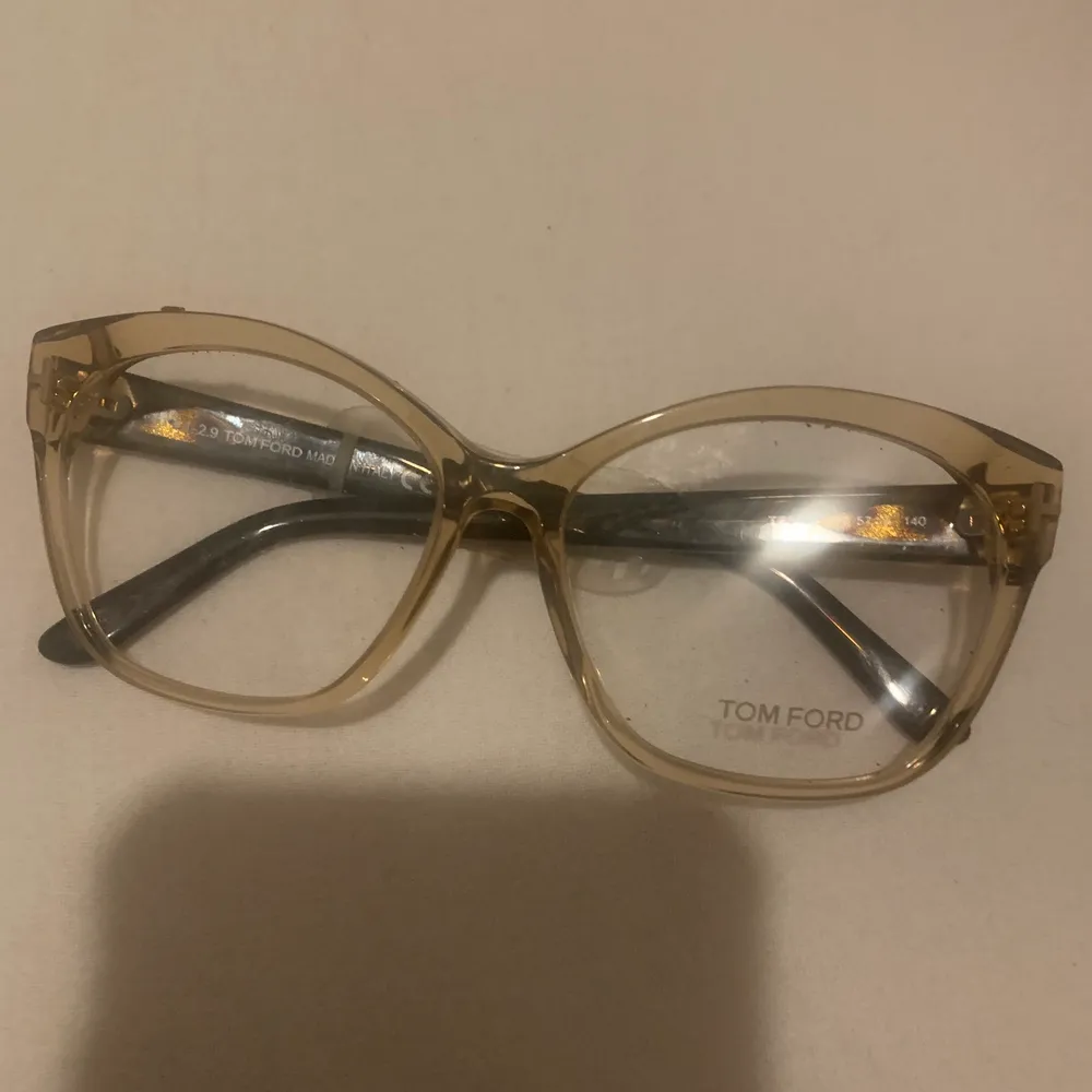 Oanvända Tom Ford glasögon utan styrka, nypris är 3299 som man kan se på tagen som sitter kvar. Säljer dom för 500 då dom bara ligger och skräpar. Frakt ingår i priset. Pris kan även disskuteras vid snabb affär💕. Accessoarer.