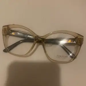 Oanvända Tom Ford glasögon utan styrka, nypris är 3299 som man kan se på tagen som sitter kvar. Säljer dom för 500 då dom bara ligger och skräpar. Frakt ingår i priset. Pris kan även disskuteras vid snabb affär💕