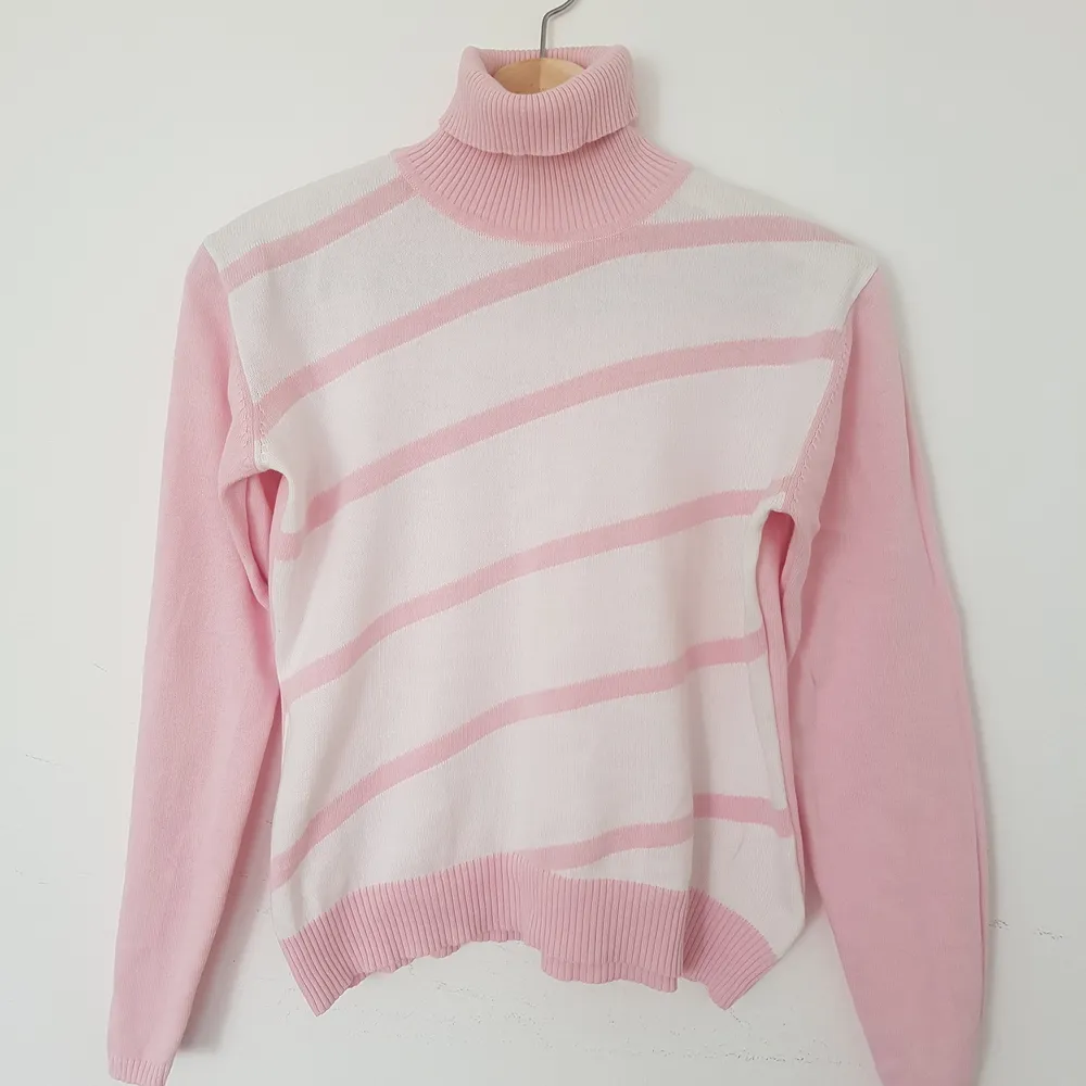 Cool turtleneck sweater in size XS/S. There is no label on it, so only suggestion. Material is no syntetics, more like cotton mix. Meet up in Stockholm or sending by Postnord for 57:- up to 500g. Starting bid 1:- 😍. Skjortor.