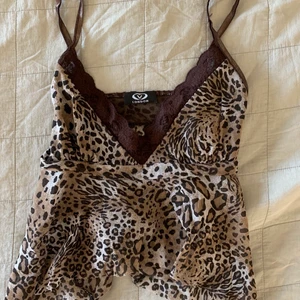 Y2k leopardtop🐾🐆 - Supersnygg y2k topp i leopardmönster. Köpt vintage i Köpenhamn. Perfekt skick!! Frakt på 24 eller så möts vi på söder ❤️‍🔥❤️‍🔥🐆