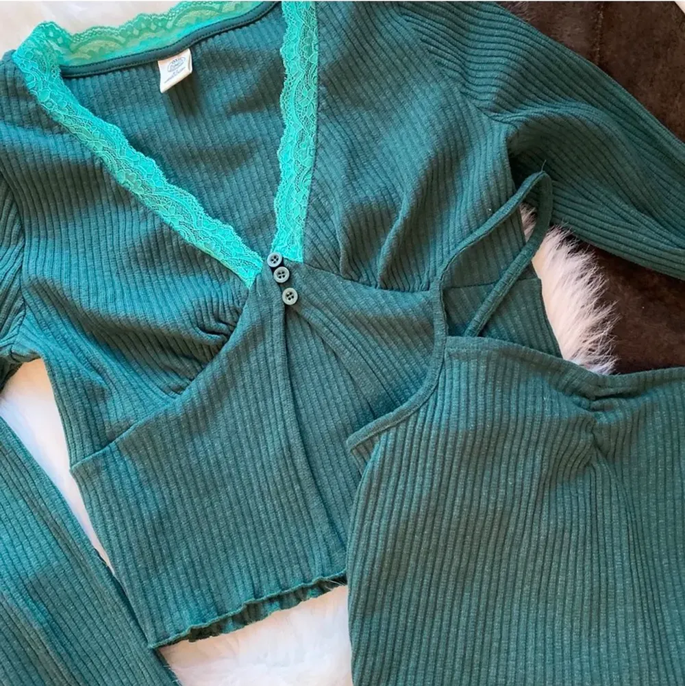 Färg: Grön/turkos 🦋✨ säljer pga dubbelbeställning utav misstag. Superfin och detaljerad tröja som följs med utav en tank top (se andra bild). Köparen står för frakten. 📦. Toppar.