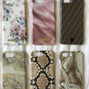 6 stycken iPhone 8 Plus skal - Jag säljer nu dessa 6 iPhone 8 Plus skal för 500kr och nyskickspriset  på alla skal är 1684kr. Jag har använt skalen i ungefär 10-12 månader och skalen har små användningstecken men man skulle inte se och märka av dem från långt håll. Jag tycker att dessa skal passar in i trenderna då dem har nyanser av beiget men endå två stycken skal med mer färg. 5 stycken av skalen är beställda från märket Idealofsweden och den sjätte är beställd från märket holdit och det är skalet som är svart och brunt.