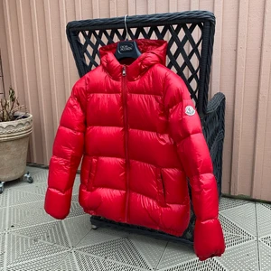 Moncler Dunjacka Strl 14Y - Säljer nu min Moncler Dunjacka då jag vuxit ur den och den bara blivit hängande i garderoben! Jackan är i en snygg och unik röd färg. Storleksmässigt skulle jag säga att jackan motsvarar en S och den är i ett superfint använt skick (8/10). Bud från 3000kr och köp direkt 4000kr. Skickas eller möts upp!