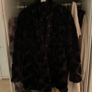 Pälsjacka - Svart pälsjacka från Tiger of sweden, storlek 34 jackan är i nyskick. Köptes för 1900kr i butik. 