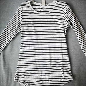 Basic lång ärm t-shirt - Size fits in M.i bra skick ej skadad.