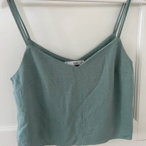 Fin grön topp 💚 - Grön-grått linne ifrån mango. V-ringat med dubbla band. 
