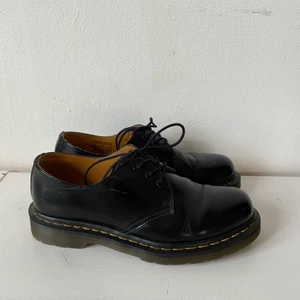 Dr martens 1461 39 svart  - Dr martens 1461. Fint skick. Storlek 39. Nypris 1600. 