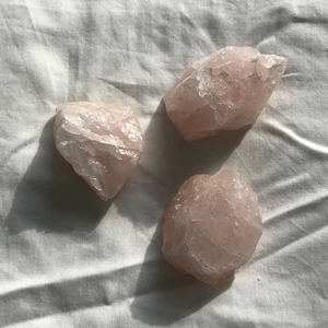 Rå rosenkvarts  - Säljer nu tre st Råa rosenkvartser!💗                Som jag säljer för 24kr st Rosenkvarts initierar kärleken till oss själva. Den ger lugn och känslomässig förtröstan. Rosenkvartsen stimulerar kontakten med vårt inre barn, stödjer oskuldsfullhet, sårbarhet och tillit. Den förbinder den andliga dimensionen med kärleken och ger oss kärlek utan villkor och krav.                                   Du får med: Liten tygpåse, rosmarin eller Himalaya:n pink salt! Till er som håller på med witch craft!☺️