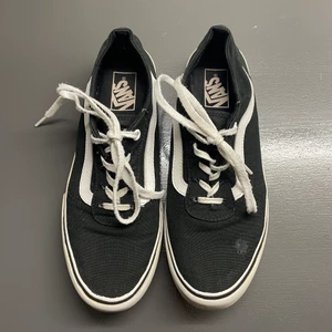 Vans skor  - Säljer mina låga vansskor, knappast slitna alls men säljer då jag aldrig använder dom. Köptes för 500kr men säljer för 250kr + frakt. Storlek 38,5 men passar mellan 37-39.