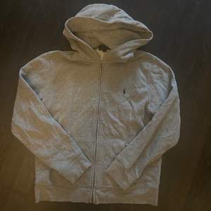 En grå zip hoodie från Ralph Lauren, stl L i barn så passar XS-M beroende på hur man vill att den ska sitta. Mycket bra skick! 