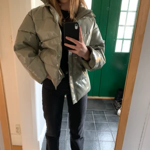 Dunjacka - Skitcool jacka från asos egna märke (helt slutsåld!!)! Jackan är salviagrön och i vinyl💚💚 perfekt under höst och vinter🖤 köpt förra året💚 storlek 32 men uppfattas som större! Köparen står för frakt🖤🖤