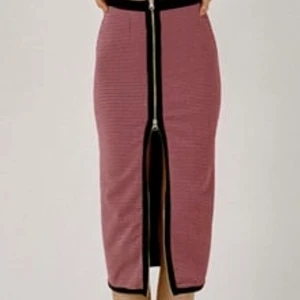 Set, topp och kjol säljes! - Ett väldigt fint set. Kjol och topp. Endast använt en gång. Strl L.