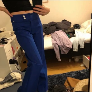 Lågmidjade kostymbyxor blå - Jättefina kostymbyxor. Köpta på Plick men passade inte mig. (Lånade bilder)💙