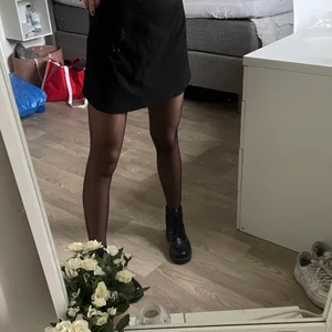 Kjol  - Säljer denna sjukt snygga kjol som är helt perfekt nu till hösten!!🤩 Passar till det mesta men är enligt mig FANTASTISKA till ett par boots🎸🎸 Hör av dig om du är intresserad eller har fler frågor💞