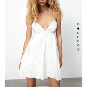 Klänning  - Säljer super fin klänning ifårn zara! Endast använd 2 gånger! Säljer både svart och vit 200kr styck. Köpt för 360kr❤️‍🔥