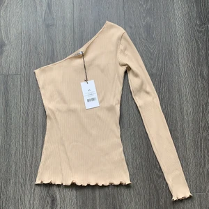 Off shoulder tröja  - Aldrig använd tröja. I en fin beige färg i ribbat material. Passar både xs och s. Köpare står för eventuell frakt 🤩🥰