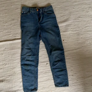 Jeans  - Säljer dessa momjeans från Lindex i storlek 146, de är i nyskick! Hör av er vid frågor🤍 
