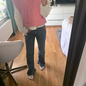 jeans med slits  - säljer dessa blåa mid/lowwaist jeans med slits! så fina och passar till allt men har tyvärr blivit för stora för mig. superbra skick! storlek 36 men kan passa en mindre 38 också. skulle säga att färgen är ett mellanting mellan min bild och bilderna från hemsidan! köparen står för frakt💕