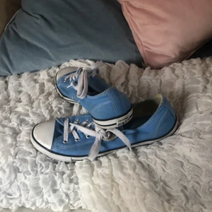 Låga converse - Blåa låga converse. Dem är väl använda vilket man kan se på bilderna. 