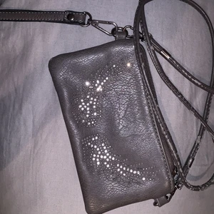 Eternel  - Jätte fin väska lite lång och lite läder har ramlat av men det syns inte så mycket 😘 inte en riktig Zadig väska 💖