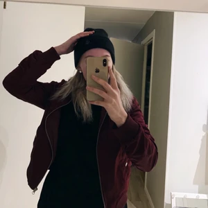 Vinröd bomberjacka  - Vinröd bomberjacka i strl S/M, bra skick 🌺